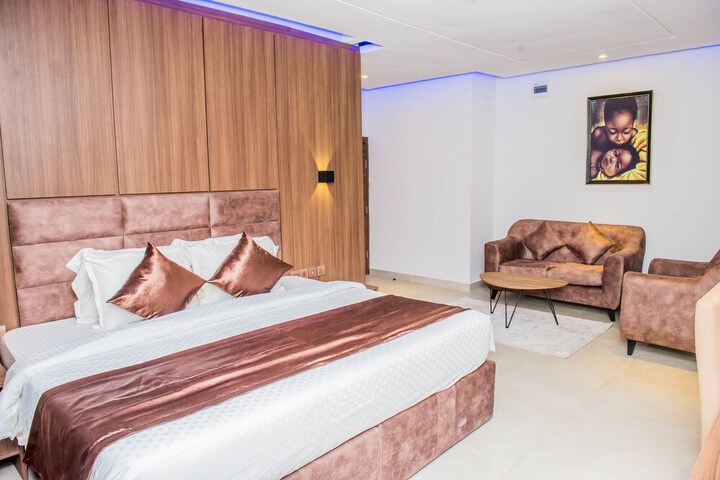 Room 9 of 16