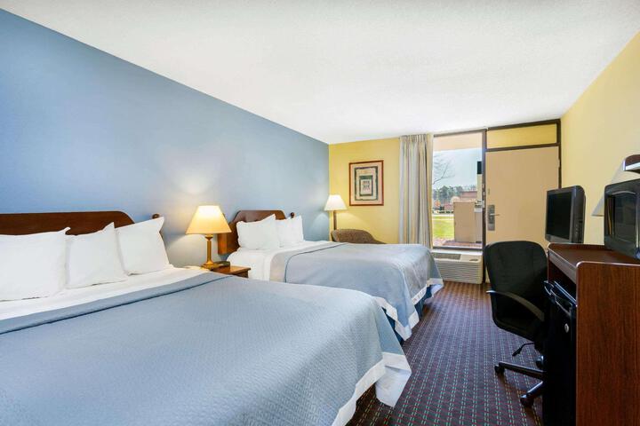2 Queen Beds (1 of 4)