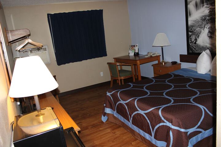 Room 10 of 32