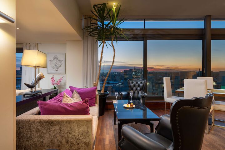 Lounge 166 of 214