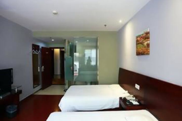 Room 6 of 15