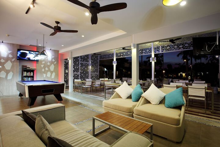 Lounge 157 of 166