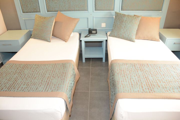 Room 8 of 100