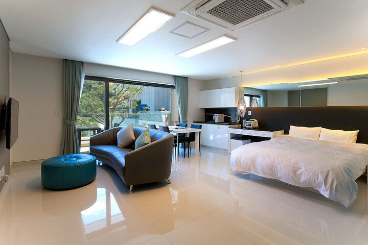 Room 11 of 34