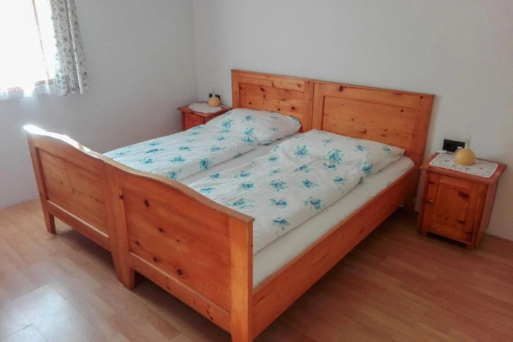Room 2 of 10