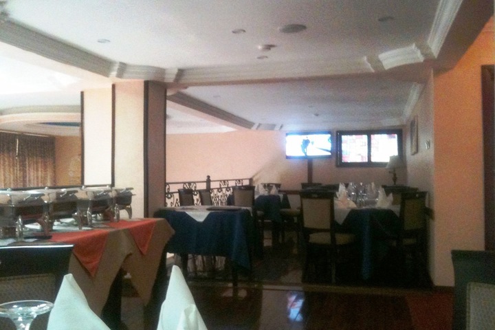 Dining 28 of 39