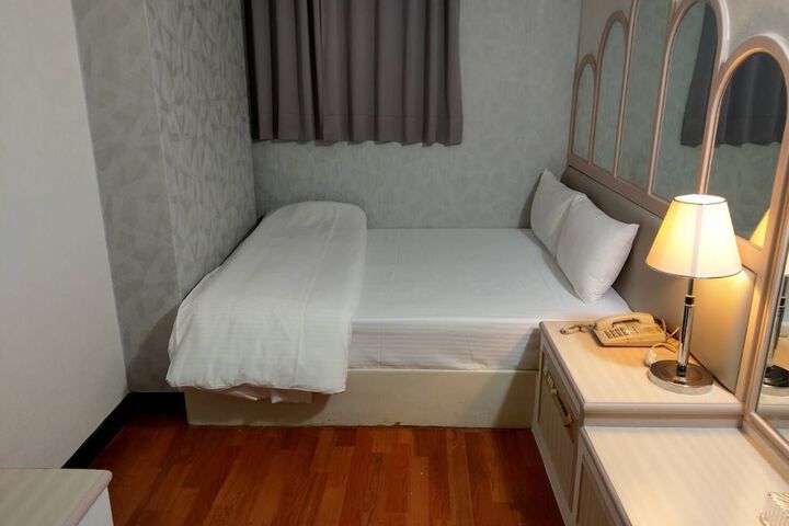 Room 10 of 12