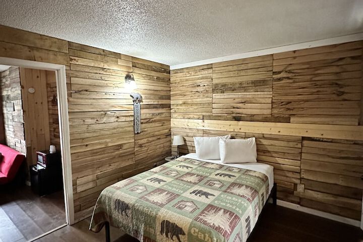 1 Queen Bed (19 of 24)
