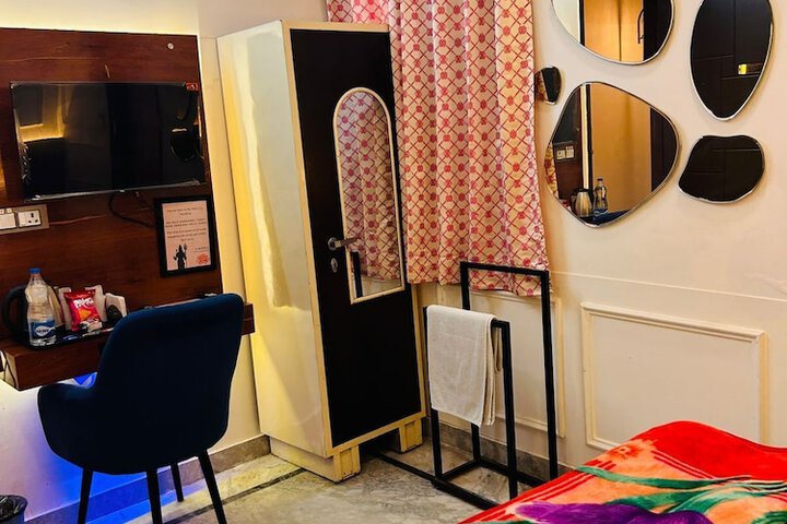 Room 13 of 77