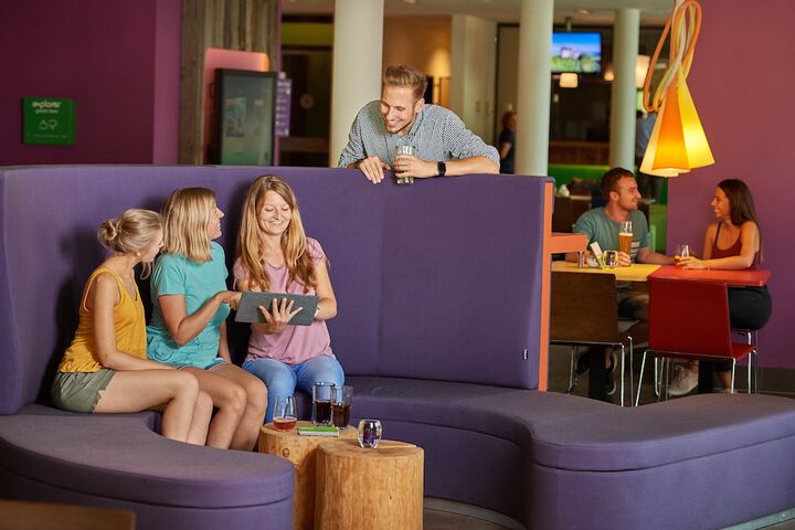 Lobby lounge