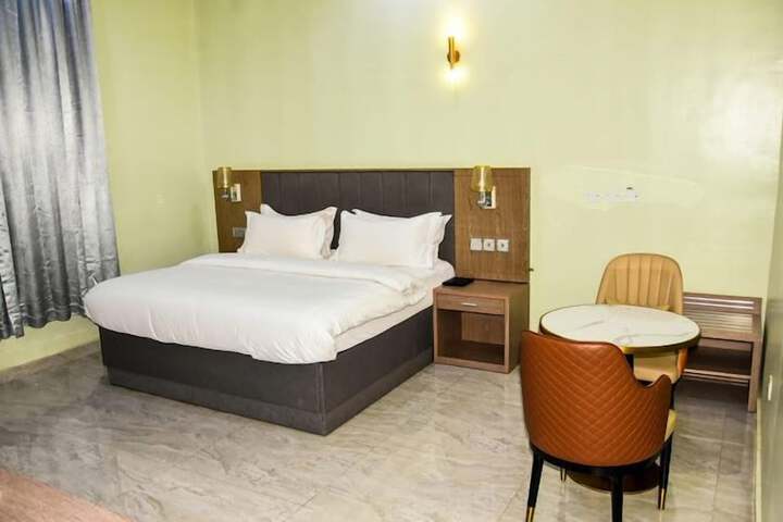 Room 4 of 80