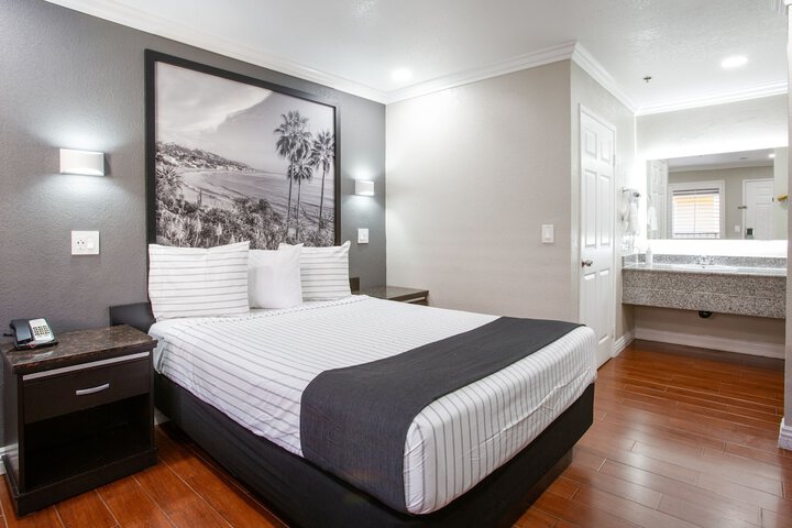 1 Queen Bed (14 of 19)