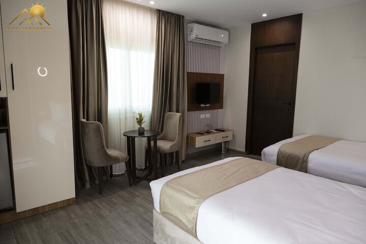 Room 33 of 183