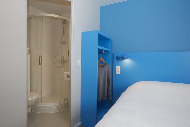 Room 10 of 32