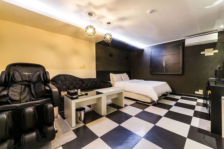 Room 32 of 92