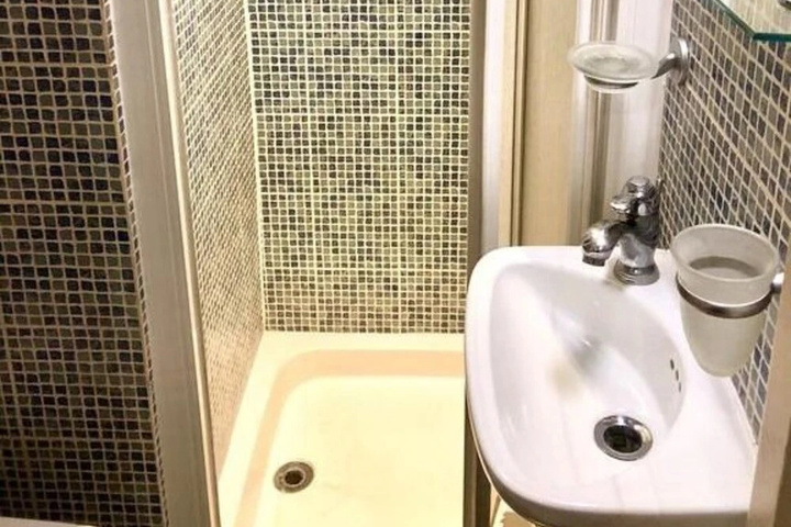 Room 7 of 10