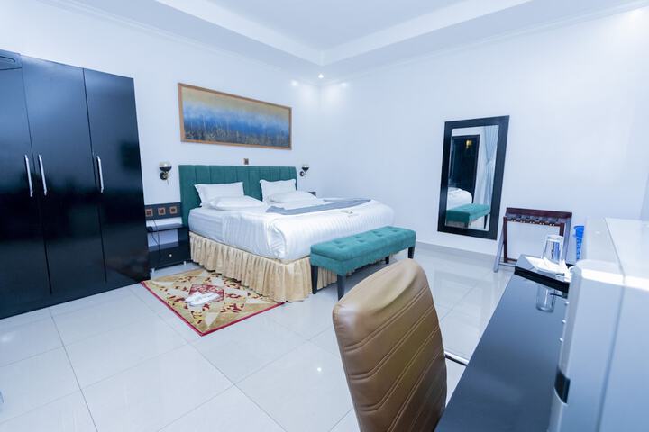 Room 5 of 99