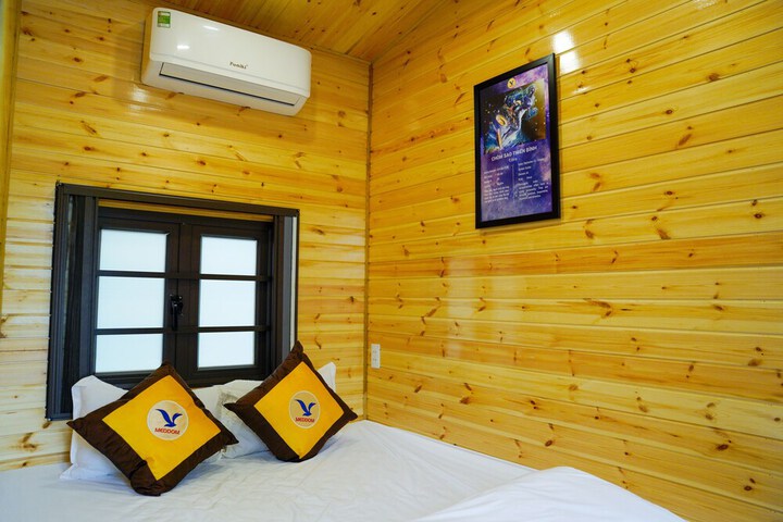 Room 25 of 242