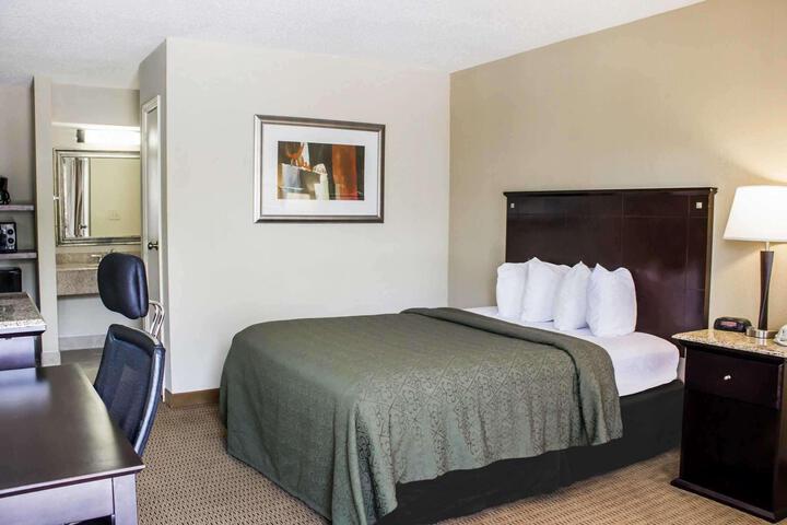 1 Queen Bed (12 of 15)