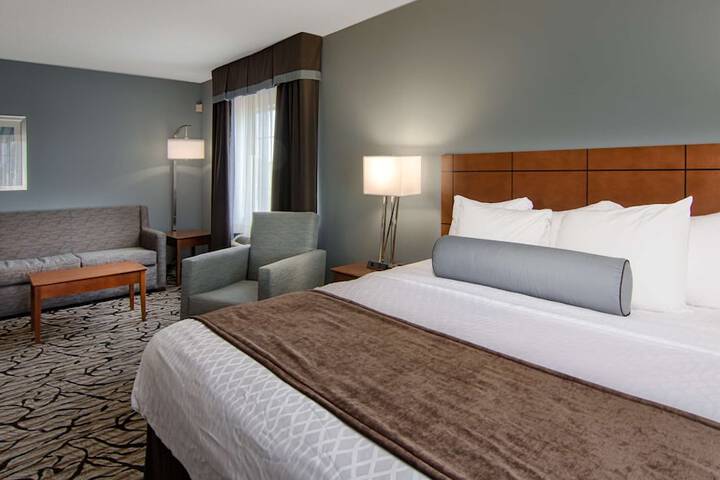 Suite 2 Queen Beds Sofa Bed Microwave and Refrigerator Full Breakfast (1 of 59)