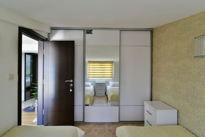 Room 10 of 80