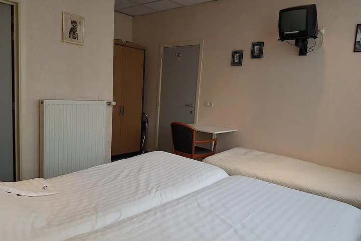Room 2 of 16