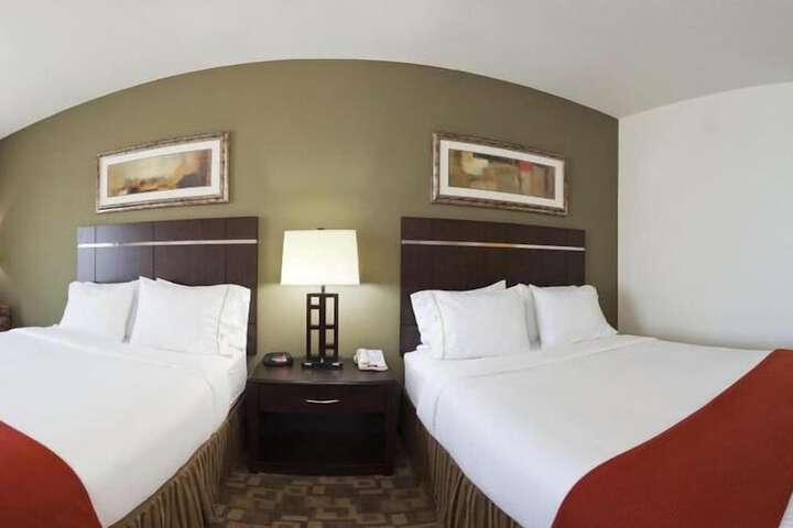 Room 6 of 32