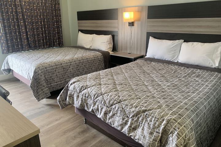 1 Queen Bed (10 of 16)