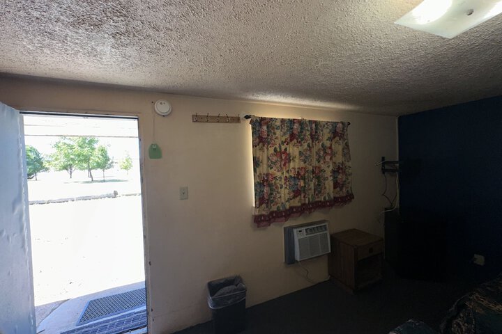 Room 4 of 10