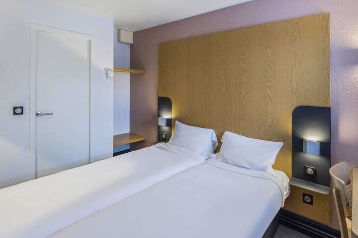 Room 12 of 32