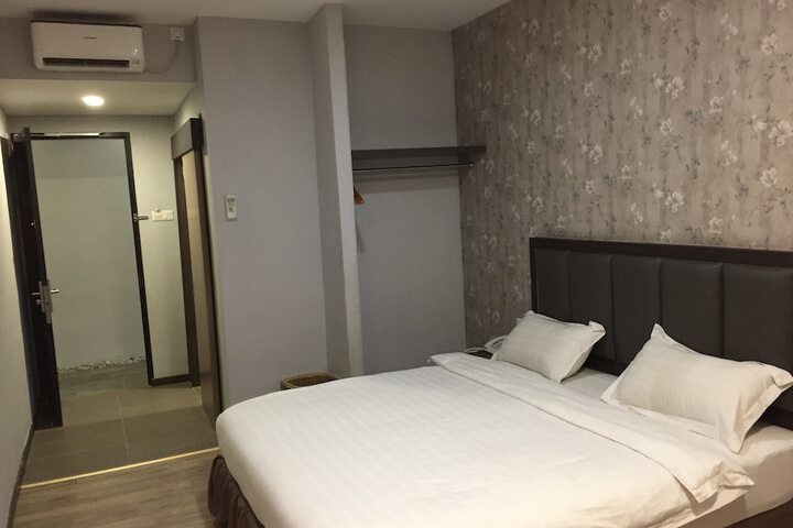 Room 7 of 19