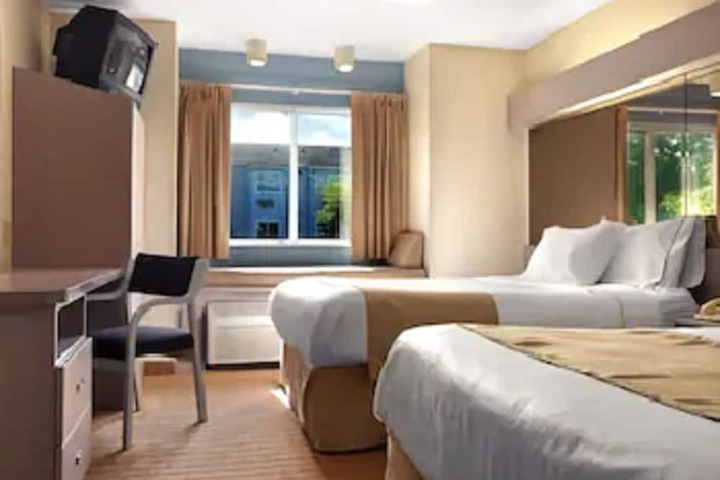 1 Queen Bed Accessible Room (3 of 15)