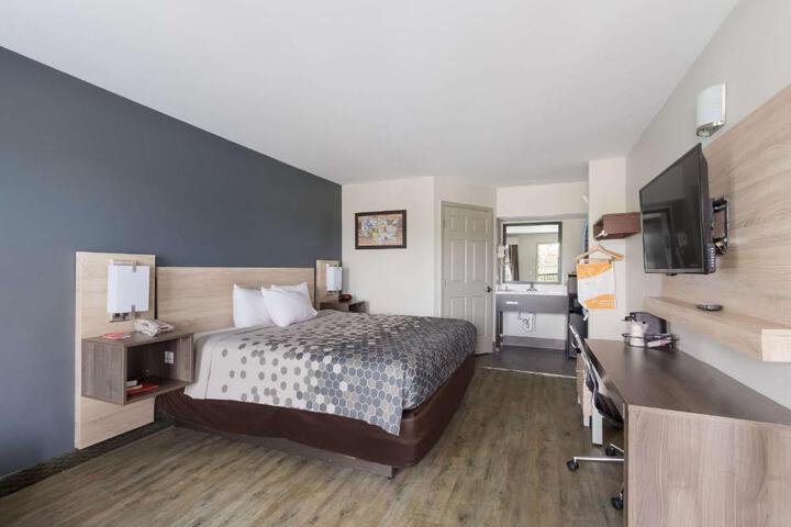 1 King Bed (6 of 8)