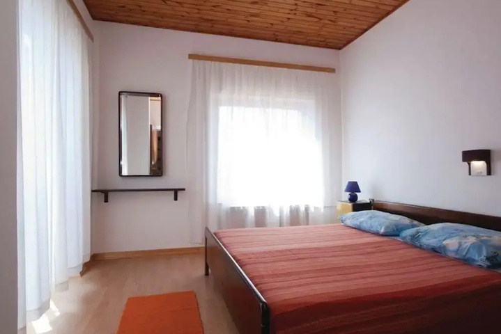 Room 4 of 11
