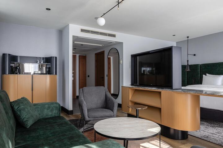 Room 62 of 228