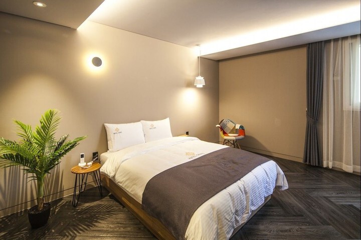 Room 5 of 107