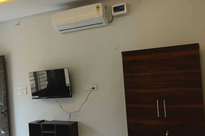 Room 5 of 28