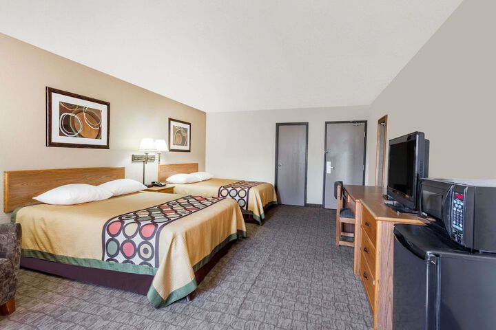 1 Queen Bed (3 of 11)