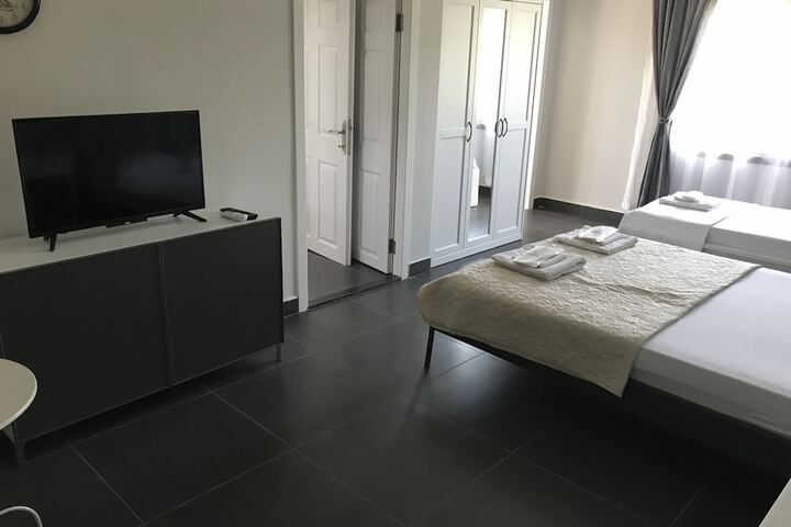 Room 10 of 28