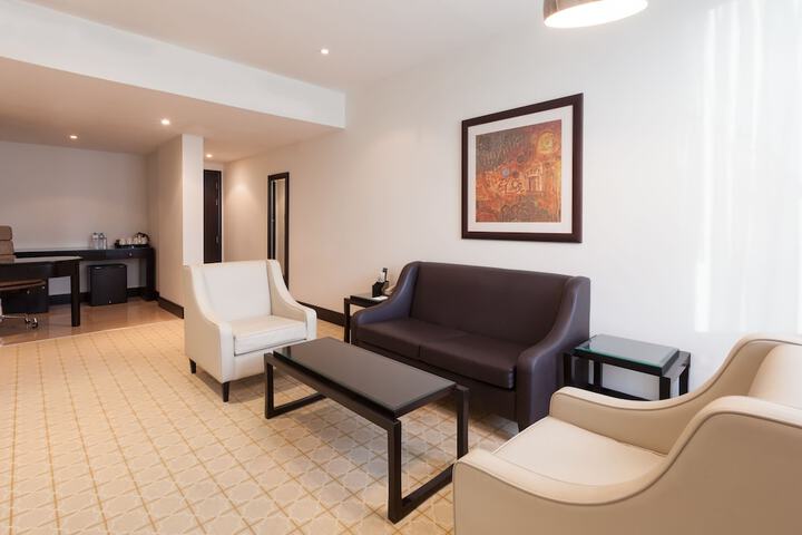 Room 44 of 211