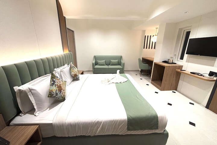 Room 16 of 28
