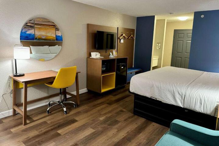 1 King Bed Mobility Hearing Impaired Accessible Room Roll in Shower (1 of 13)