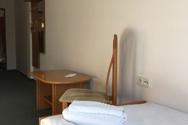 Room 5 of 106