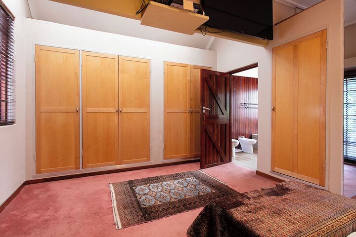 Room 5 of 82