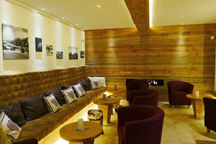 Lounge 33 of 46