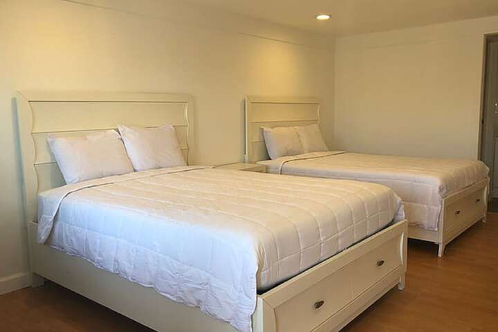 Standard Queen Bed City View (10 of 22)