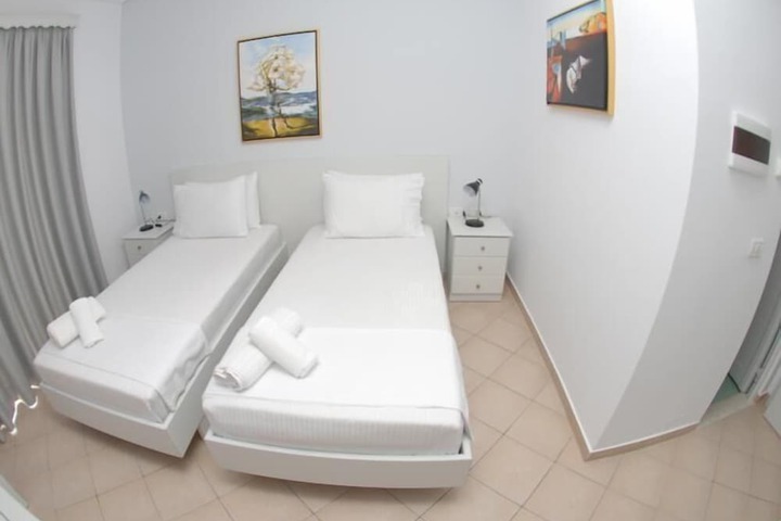 Room 7 of 10
