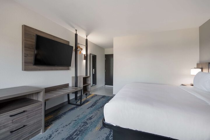 1 King Bed Accessible (27 of 45)