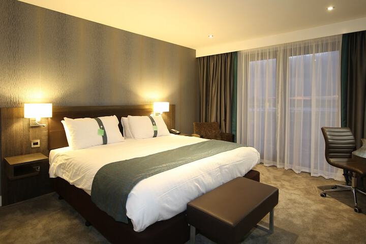 Room 12 of 122