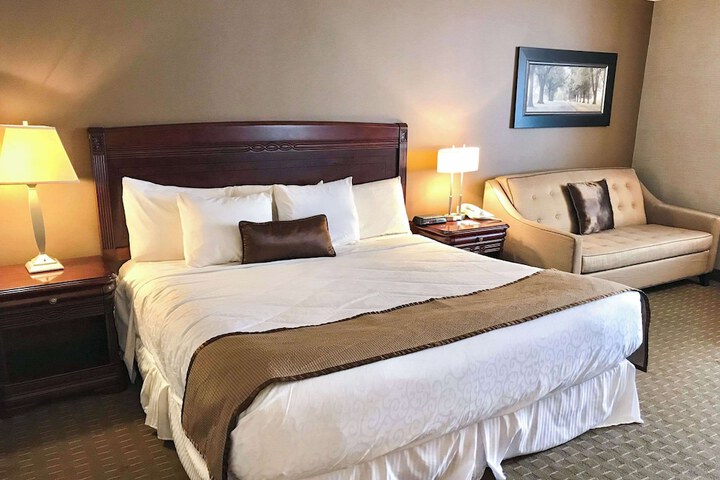 1 King Bed (3 of 4)